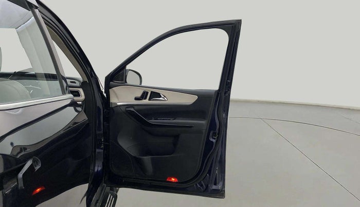 2022 Mahindra XUV700 AX 7 LUXURY P AT 7 STR, Petrol, Automatic, 65,848 km, RHS Front Door