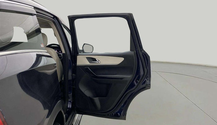 2022 Mahindra XUV700 AX 7 LUXURY P AT 7 STR, Petrol, Automatic, 65,848 km, RHS Rear Door