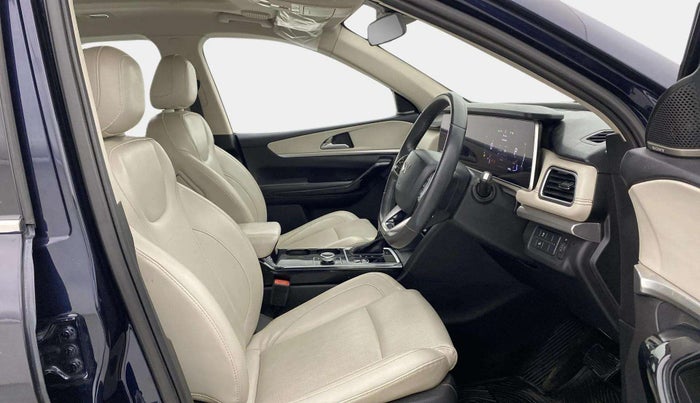 2022 Mahindra XUV700 AX 7 LUXURY P AT 7 STR, Petrol, Automatic, 65,848 km, Right Side Front Door Cabin