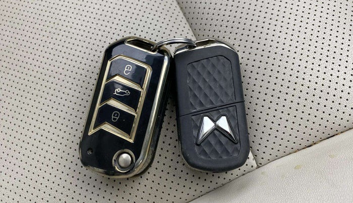 2022 Mahindra XUV700 AX 7 LUXURY P AT 7 STR, Petrol, Automatic, 65,848 km, Key Close Up