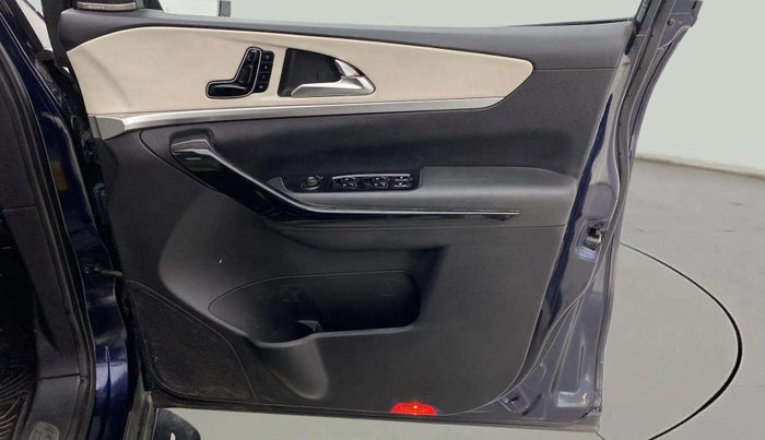 2022 Mahindra XUV700 AX 7 LUXURY P AT 7 STR, Petrol, Automatic, 65,848 km, Driver Side Door Panels Control