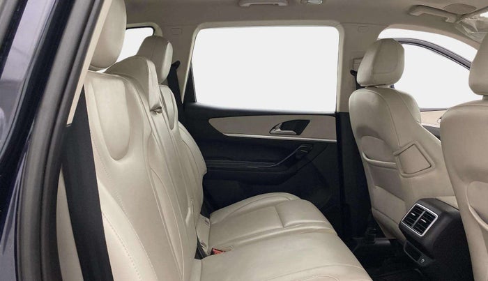 2022 Mahindra XUV700 AX 7 LUXURY P AT 7 STR, Petrol, Automatic, 65,848 km, Right Side Rear Door Cabin