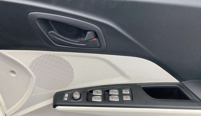 2022 Mahindra XUV300 W6 1.2 PETROL AMT, Petrol, Automatic, 7,907 km, Driver Side Door Panels Control