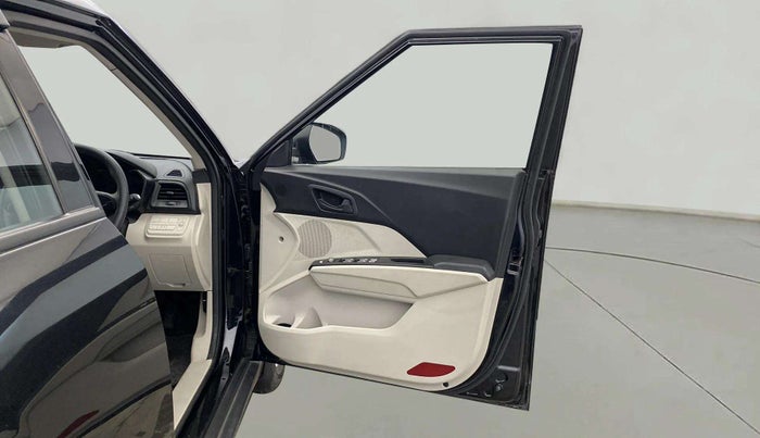 2023 Mahindra XUV300 W4 1.2 PETROL, Petrol, Manual, 11,491 km, RHS Front Door
