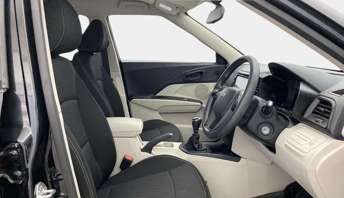 2023 Mahindra XUV300 W4 1.2 PETROL, Petrol, Manual, 11,491 km, Right Side Front Door Cabin