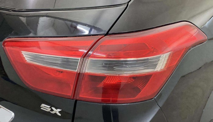 2015 Hyundai Creta SX PLUS 1.6 PETROL, Petrol, Manual, 60,319 km, Right tail light - Minor scratches