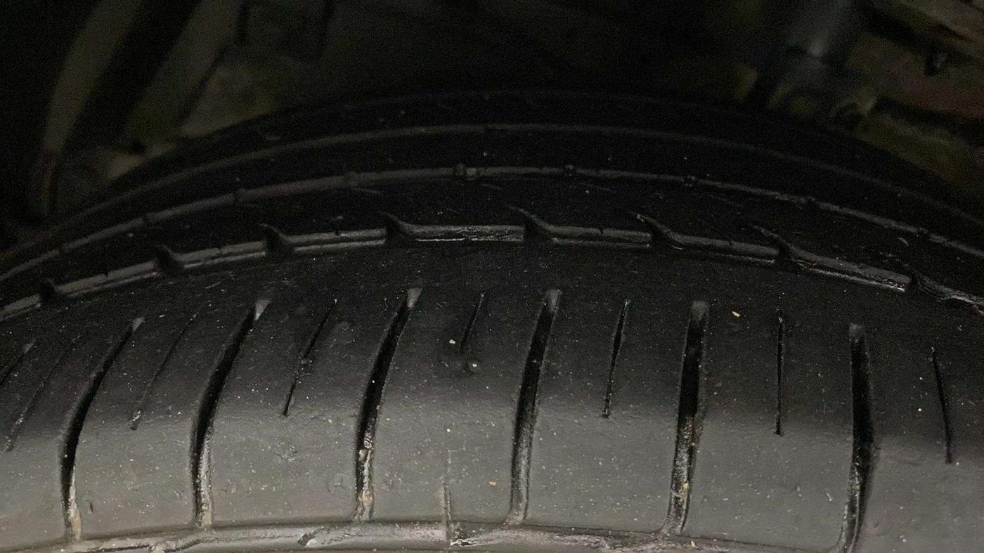 2022 Maruti Ciaz ALPHA 1.5 SHVS PETROL, Petrol, Manual, 32,384 km, Left Front Tyre Tread