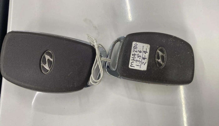 2016 Hyundai Grand i10 ASTA (O) AT 1.2 KAPPA VTVT, CNG, Automatic, 66,779 km, Key Close Up