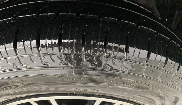 2016 Maruti Swift VXI, Petrol, Manual, 69,873 km, Right Front Tyre Tread