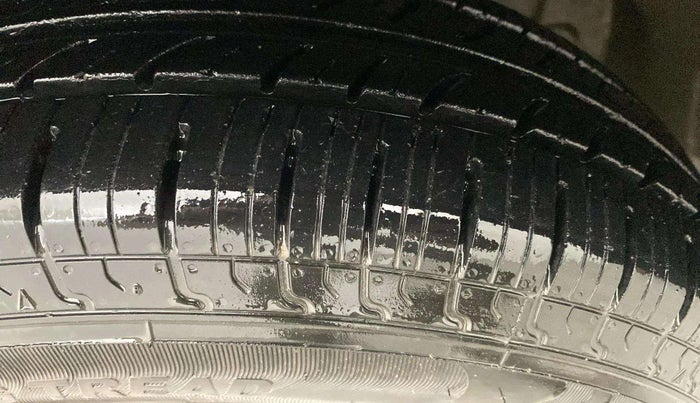 2016 Maruti Swift VXI, Petrol, Manual, 69,873 km, Left Front Tyre Tread