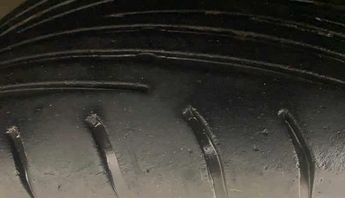 2014 Renault Scala RXL PETROL AT, Petrol, Automatic, 57,339 km, Left Front Tyre Tread