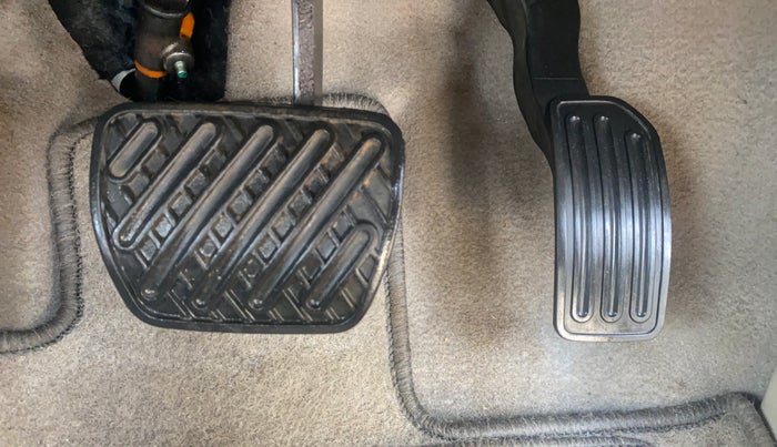 2014 Renault Scala RXL PETROL AT, Petrol, Automatic, 57,339 km, Pedals