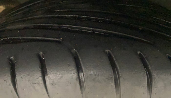 2014 Renault Scala RXL PETROL AT, Petrol, Automatic, 57,339 km, Right Rear Tyre Tread