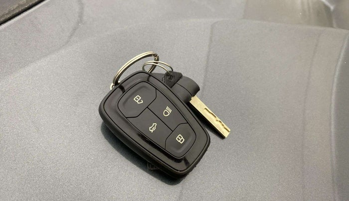 2020 Tata ALTROZ XZ PETROL, Petrol, Manual, 10,230 km, Key Close Up