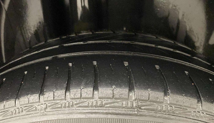 2014 Volkswagen Vento COMFORTLINE DIESEL 1.6, Diesel, Manual, 64,907 km, Right Rear Tyre Tread
