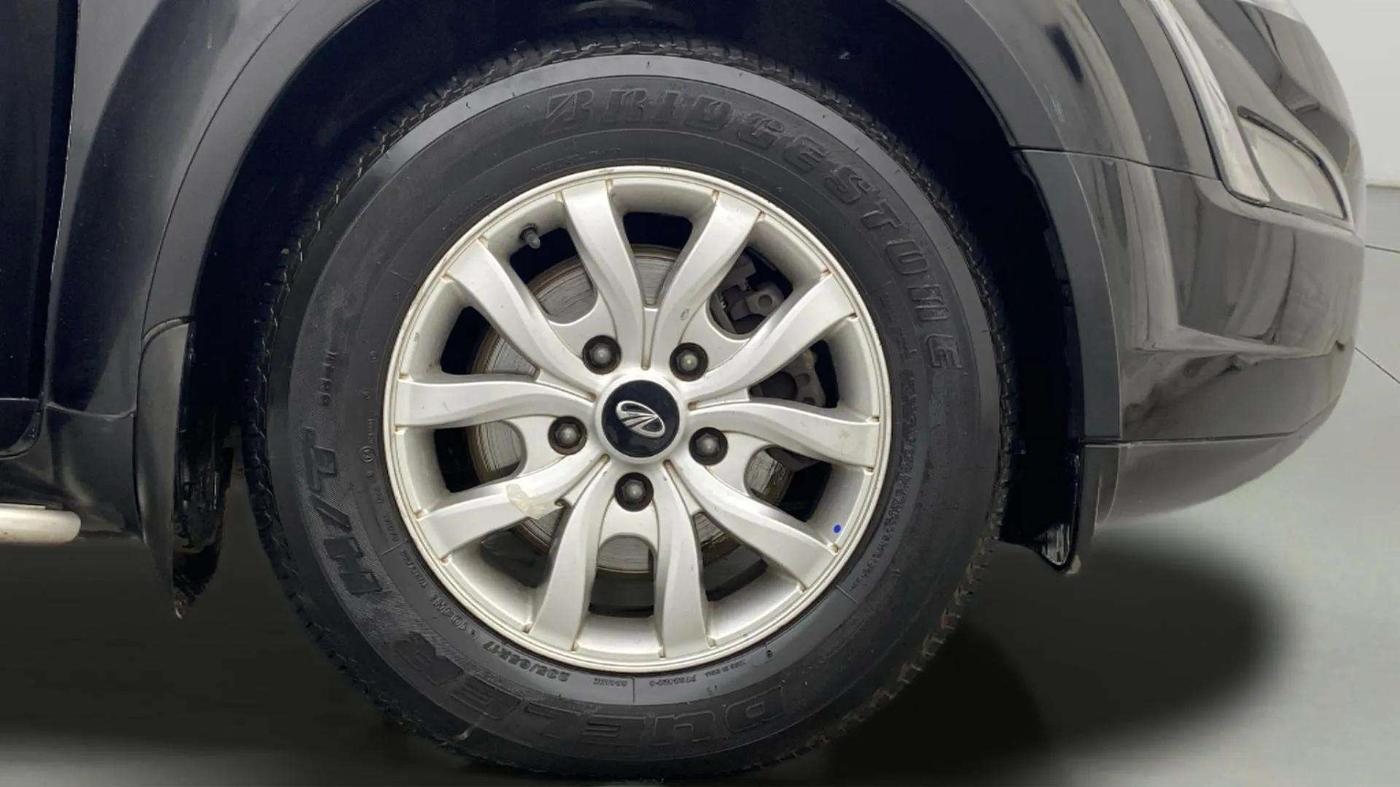 2020 Mahindra XUV500 W9, Diesel, Manual, 93,888 km, Right Front Wheel