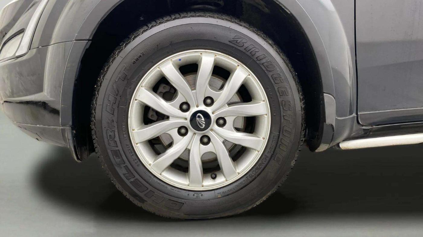 2020 Mahindra XUV500 W9, Diesel, Manual, 93,888 km, Left Front Wheel