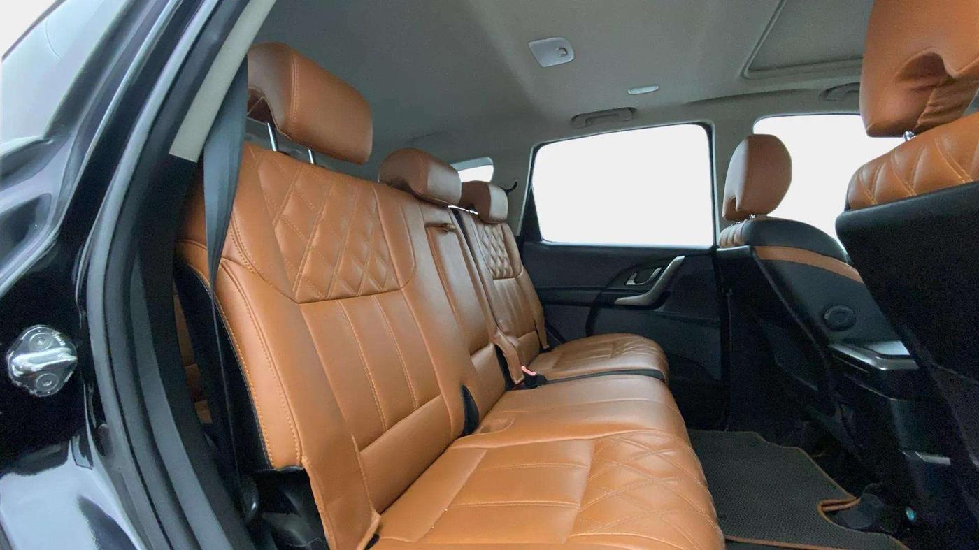 2020 Mahindra XUV500 W9, Diesel, Manual, 93,888 km, Right Side Rear Door Cabin