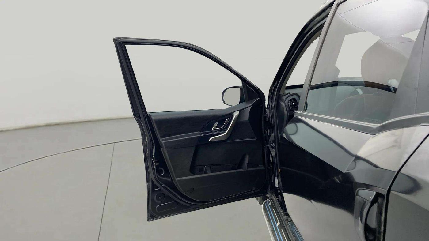 2020 Mahindra XUV500 W9, Diesel, Manual, 93,888 km, LHS Front Door
