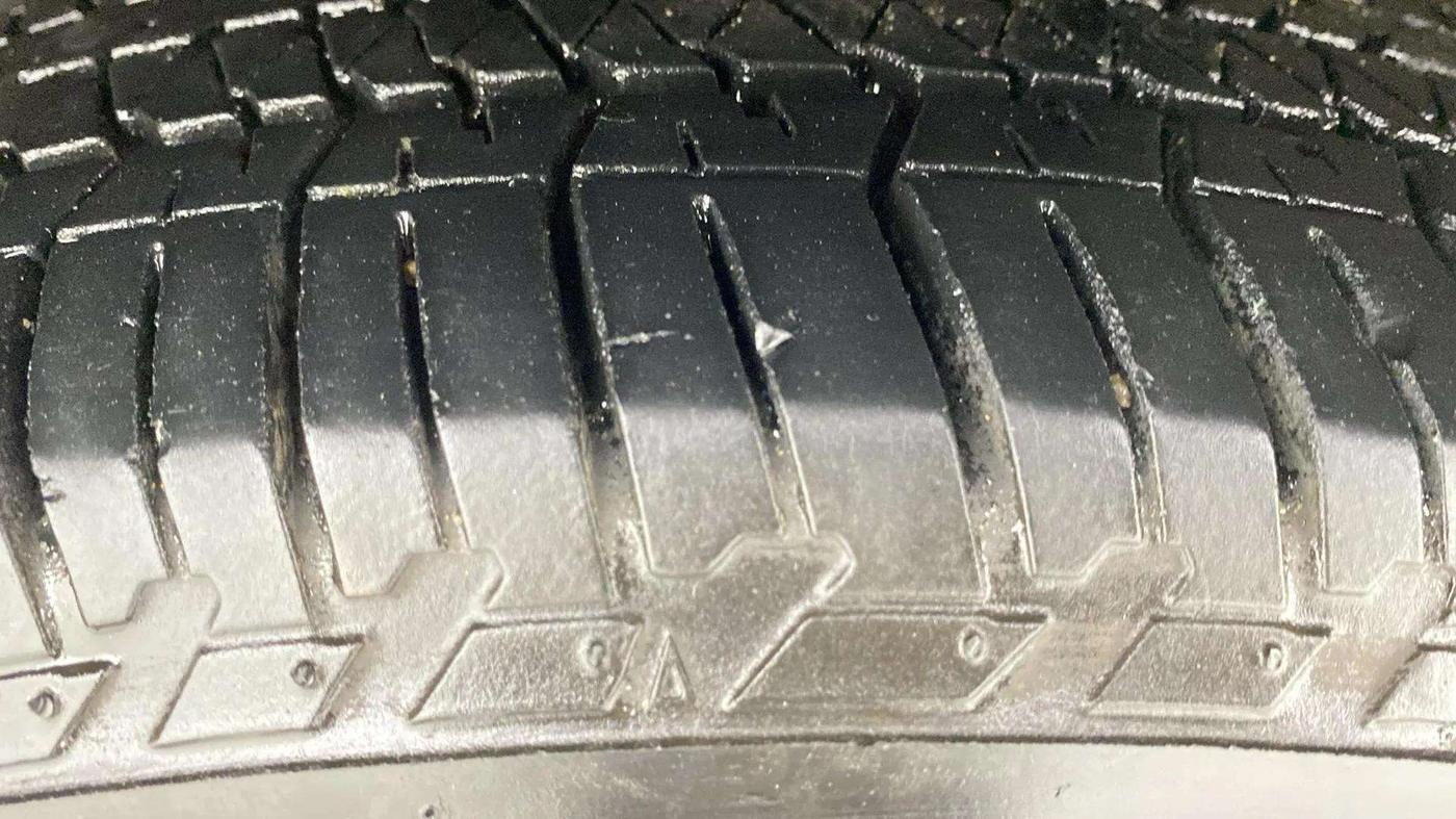 2020 Mahindra XUV500 W9, Diesel, Manual, 93,888 km, Left Front Tyre Tread