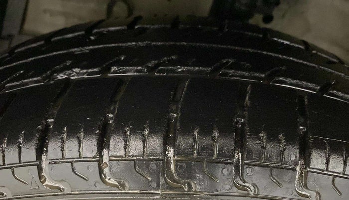 2013 Maruti Swift Dzire LXI, Petrol, Manual, 72,203 km, Left Front Tyre Tread