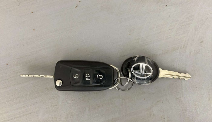 2017 Tata Tiago XZ PETROL, Petrol, Manual, 12,469 km, Key Close Up