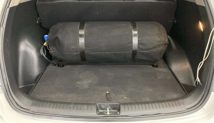 2016 Hyundai Creta E PLUS 1.6 PETROL, CNG, Manual, 39,068 km, Boot Inside