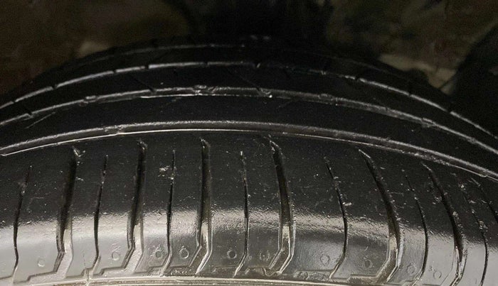 2016 Hyundai Creta E PLUS 1.6 PETROL, CNG, Manual, 39,068 km, Right Front Tyre Tread