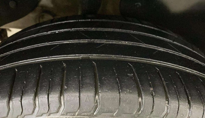 2016 Hyundai Creta E PLUS 1.6 PETROL, CNG, Manual, 39,068 km, Right Rear Tyre Tread