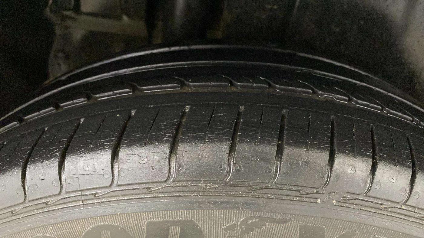 2013 Maruti Ertiga VXI CNG, CNG, Manual, 78,699 km, Right Rear Tyre Tread