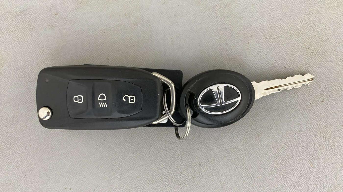 2017 Tata TIGOR XZ (O) PETROL, Petrol, Manual, 26,193 km, Key Close Up