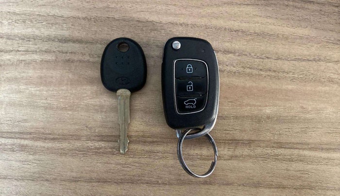 2021 Hyundai VENUE S+ 1.2, CNG, Manual, 37,670 km, Key Close Up