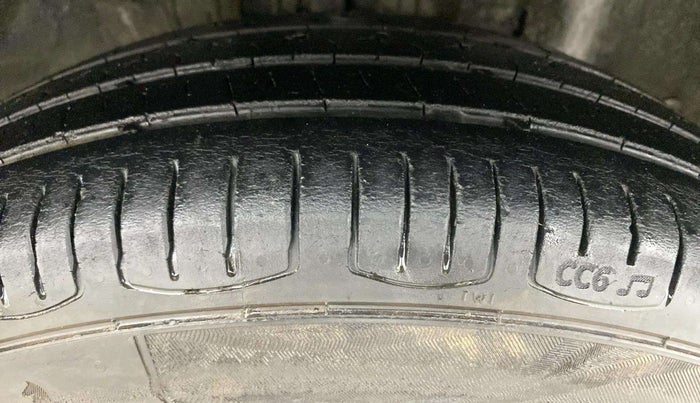 2019 Renault Kwid CLIMBER 1.0, Petrol, Manual, 1,06,848 km, Right Front Tyre Tread
