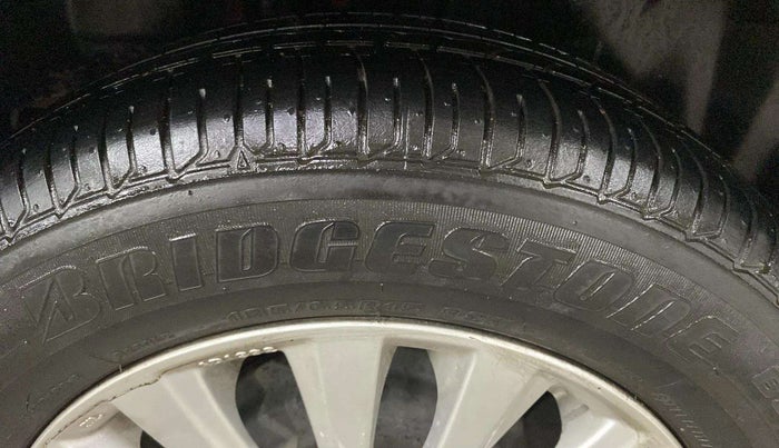 2014 Maruti Ciaz ZXI, Petrol, Manual, 57,105 km, Right Rear Tyre Tread