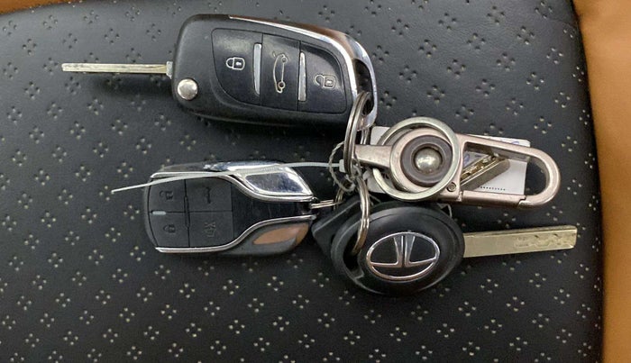 2024 Tata TIGOR XM CNG, CNG, Manual, 31,398 km, Key Close Up