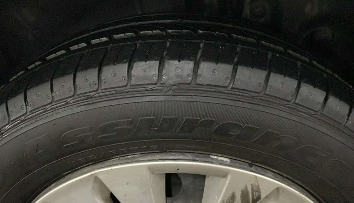 2015 Maruti Ertiga VXI CNG, CNG, Manual, 64,786 km, Left Rear Tyre Tread