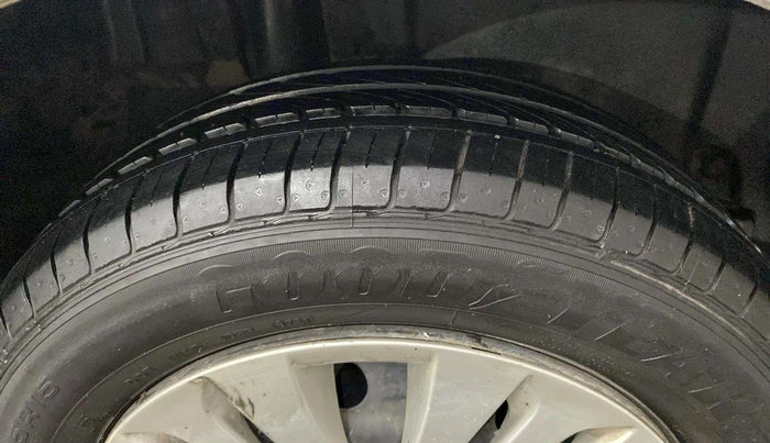 2015 Maruti Ertiga VXI CNG, CNG, Manual, 64,786 km, Right Rear Tyre Tread