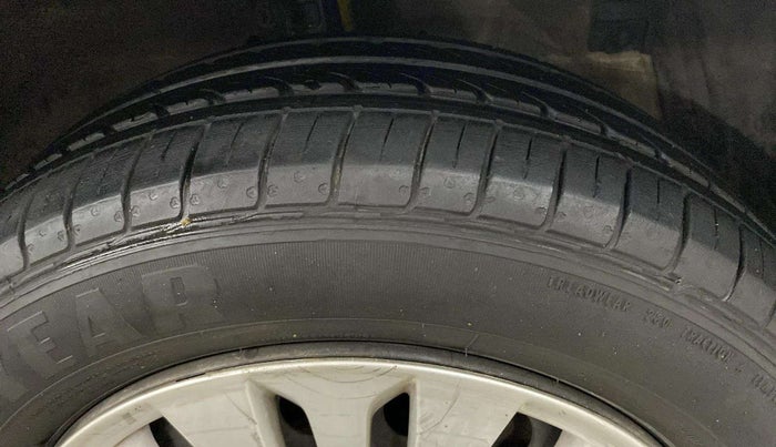 2015 Maruti Ertiga VXI CNG, CNG, Manual, 64,786 km, Right Front Tyre Tread