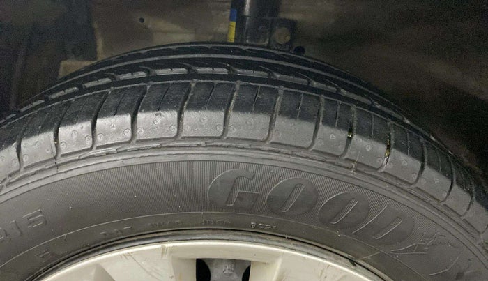 2015 Maruti Ertiga VXI CNG, CNG, Manual, 64,786 km, Left Front Tyre Tread