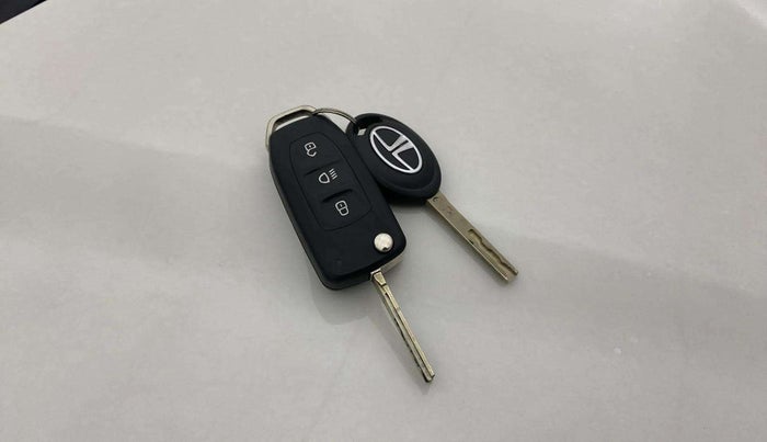 2020 Tata NEXON XZ PETROL, Petrol, Manual, 25,060 km, Key Close Up