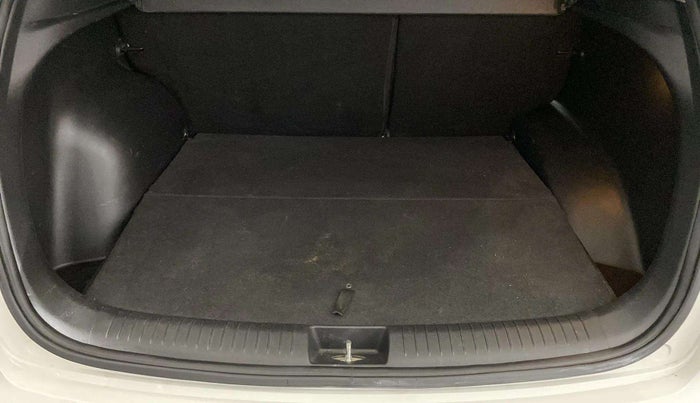 2016 Hyundai Creta SX PLUS AT 1.6 PETROL, Petrol, Automatic, 82,798 km, Boot Inside