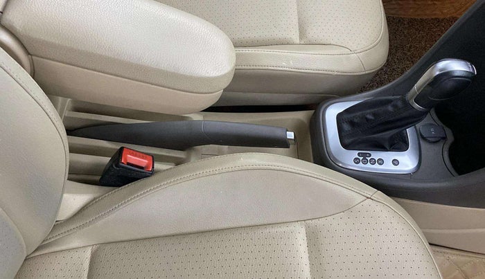 2017 Volkswagen Vento HIGHLINE PETROL AT, Petrol, Automatic, 84,445 km, Gear Lever