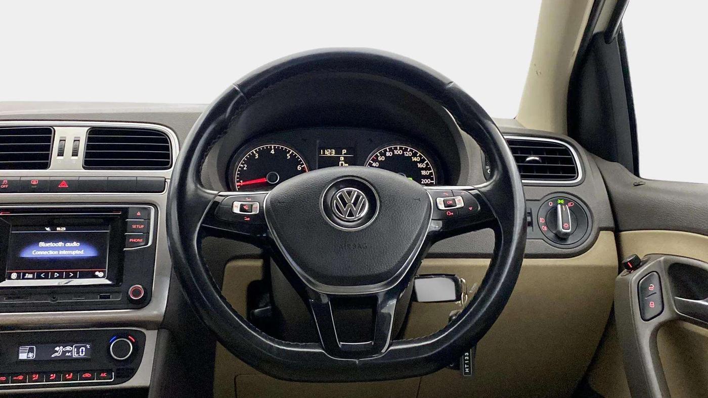 2017 Volkswagen Vento HIGHLINE PETROL AT, Petrol, Automatic, 84,496 km, Steering Wheel Close Up