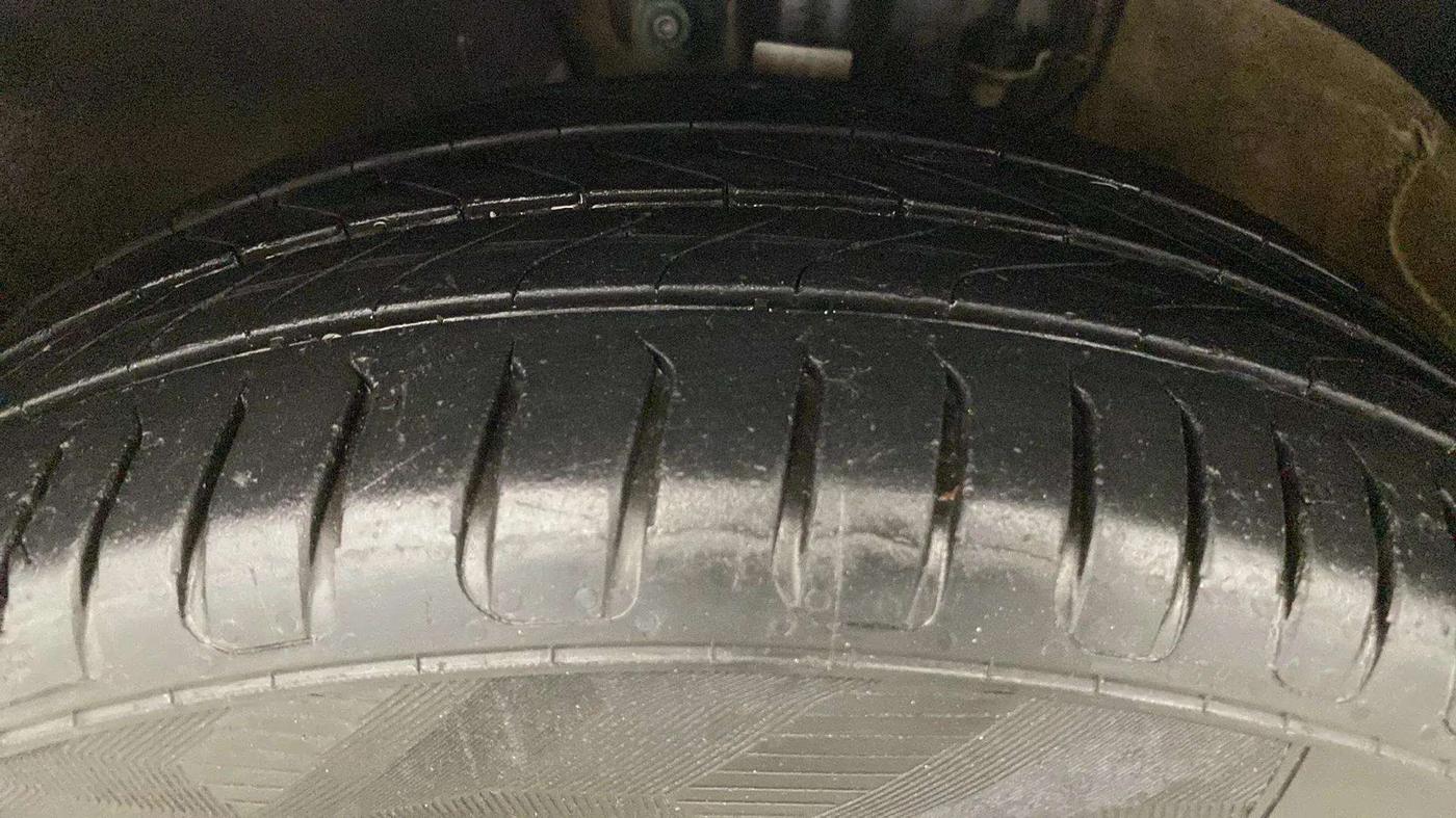 2017 Volkswagen Vento HIGHLINE PETROL AT, Petrol, Automatic, 84,496 km, Left Front Tyre Tread