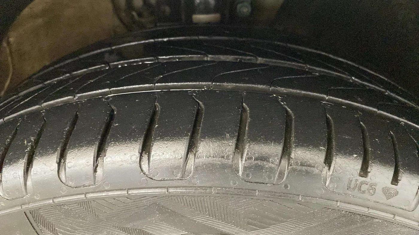 2017 Volkswagen Vento HIGHLINE PETROL AT, Petrol, Automatic, 84,496 km, Right Front Tyre Tread