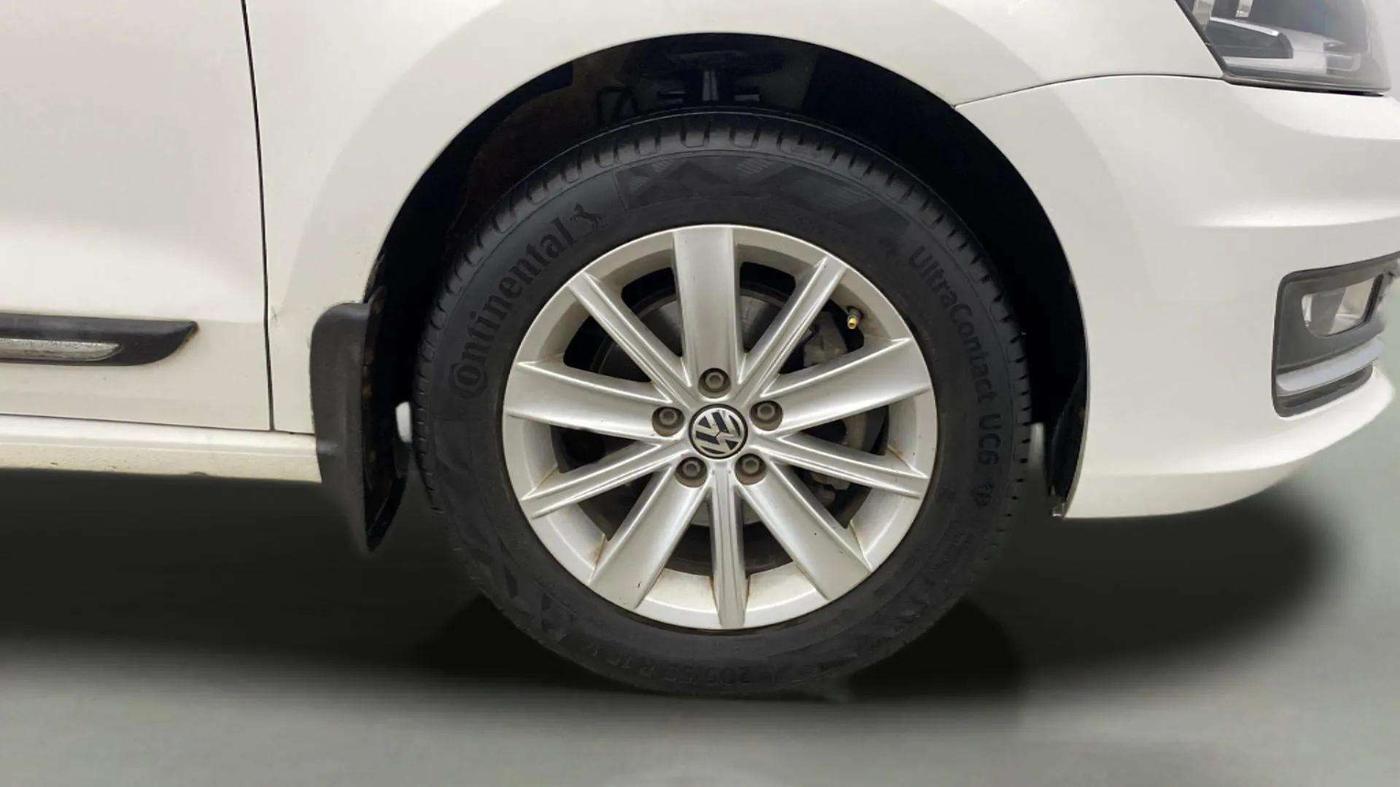 2017 Volkswagen Vento HIGHLINE PETROL AT, Petrol, Automatic, 84,496 km, Right Front Wheel