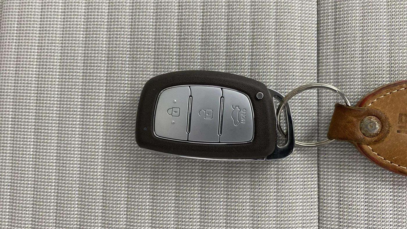 2024 Hyundai AURA SX 1.2, Petrol, Manual, 10,003 km, Key Close Up
