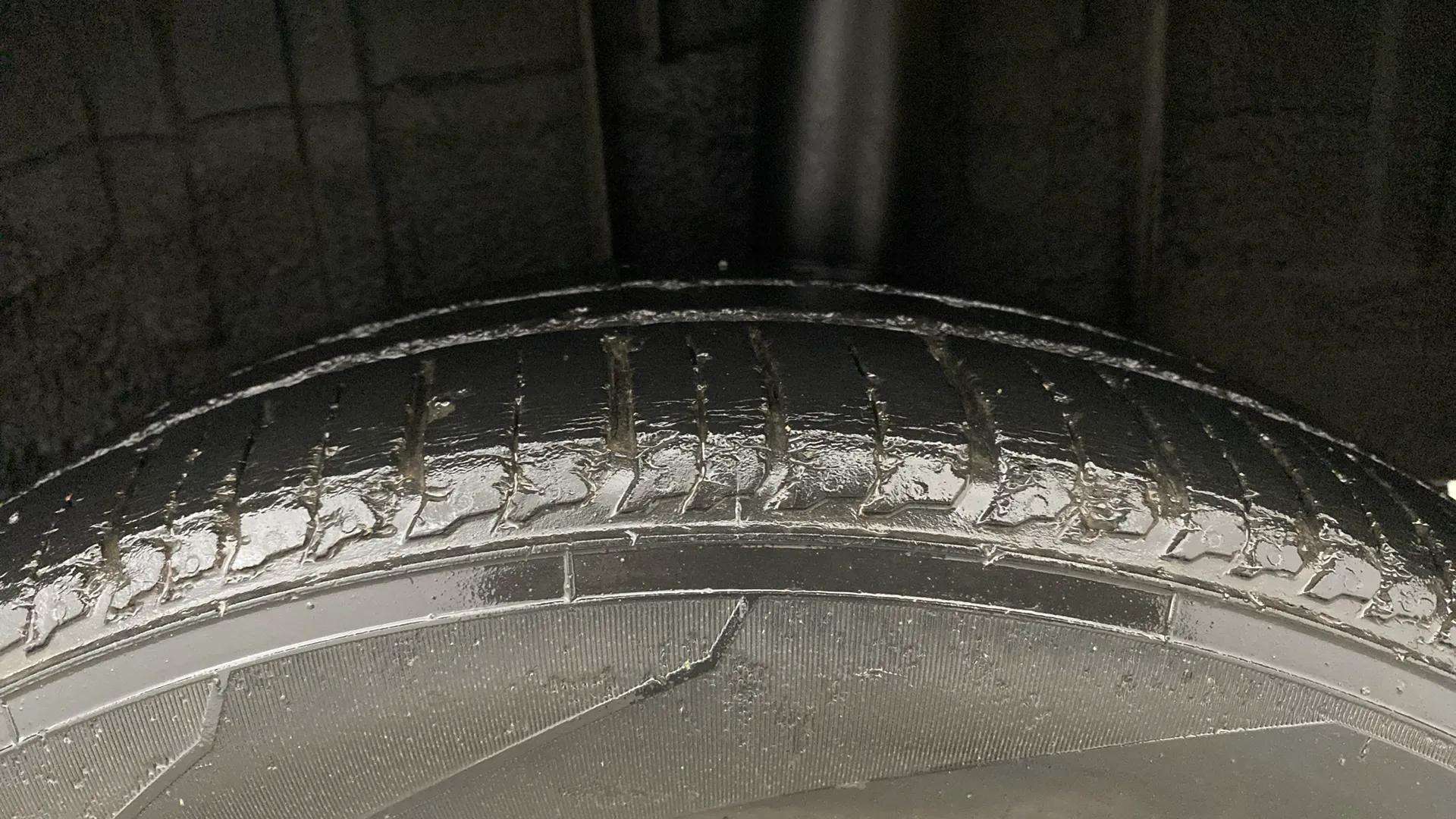 LHS-Rear-Tyre-Tread-21