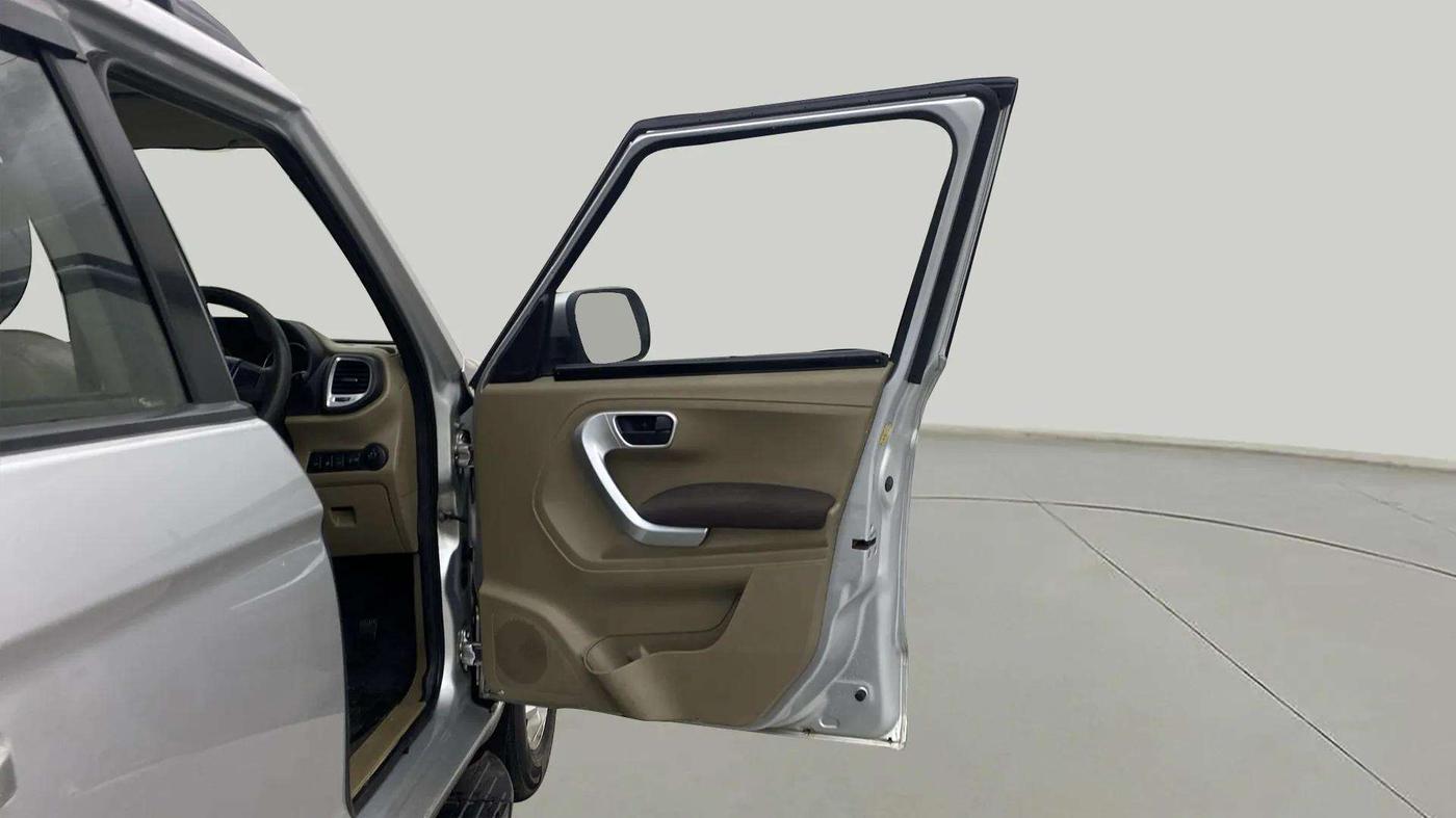 2017 Mahindra TUV300 T8, Diesel, Manual, 47,806 km, RHS Front Door