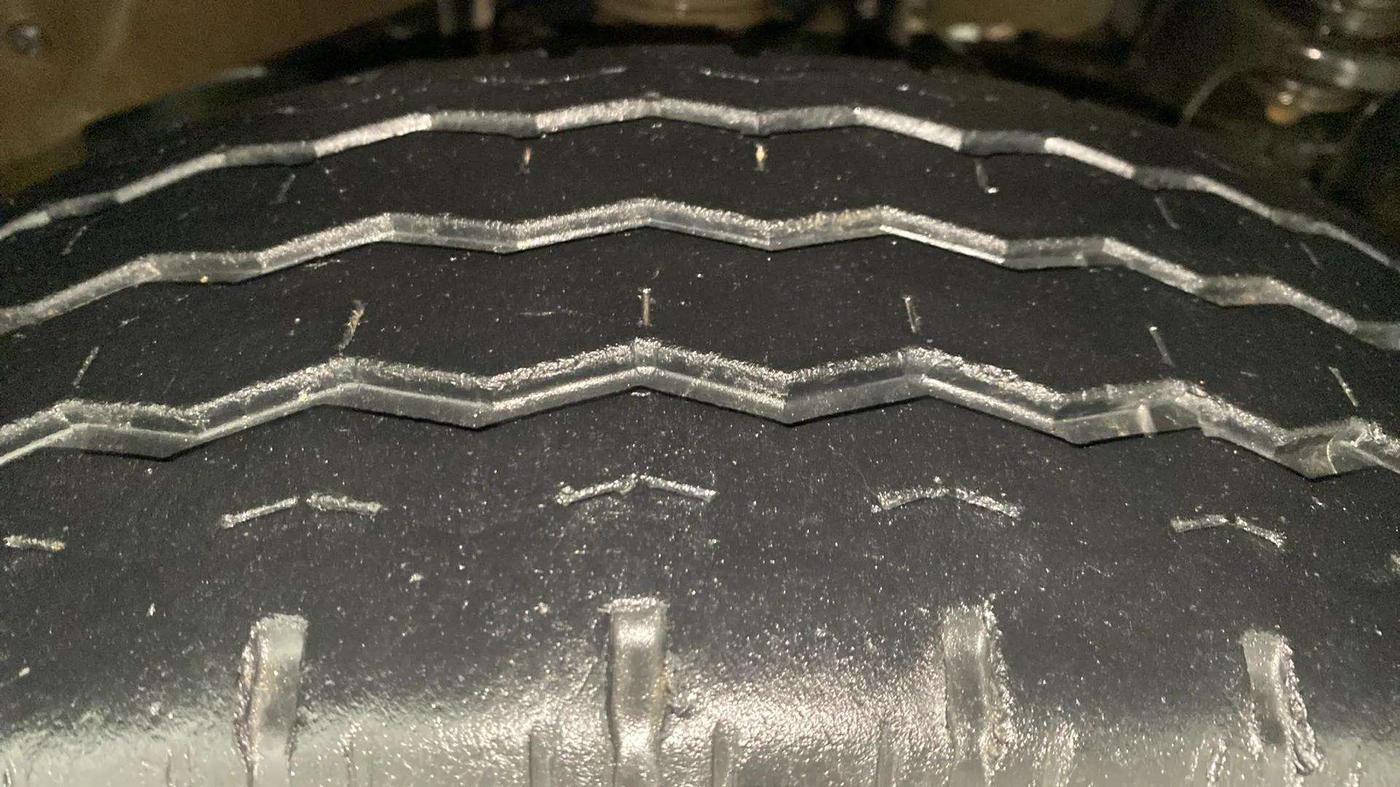 2017 Mahindra TUV300 T8, Diesel, Manual, 47,806 km, Right Front Tyre Tread